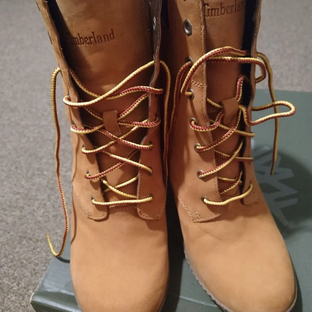 Ladies Timberland boots - Picture 2 of 3